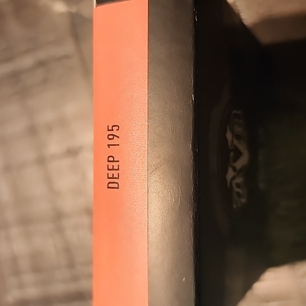 🆕️Kat Von D KVD Lock It Powder Foundation in Deep #195 - Picture 3 of 3